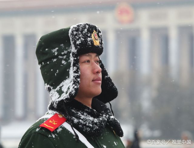 北京再迎降雪 解放军战士冒雪在天安门广场站岗执勤